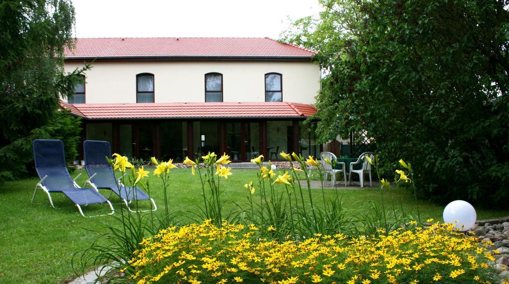 Hotel Landhaus Heinrichshof à Jüterbog Extérieur photo